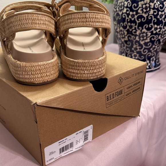 Call It Spring Mauii Wedge Sandals NIB - Picture 9 of 10